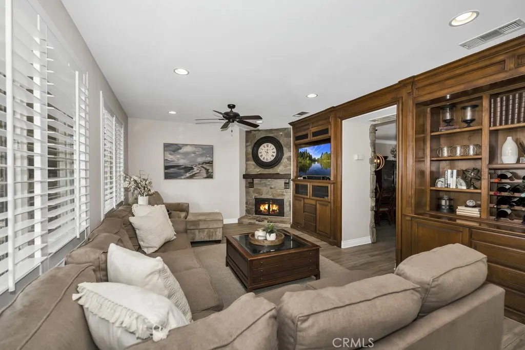 24030 Via Vizcaya, Valencia, California 91354 home-pic-8